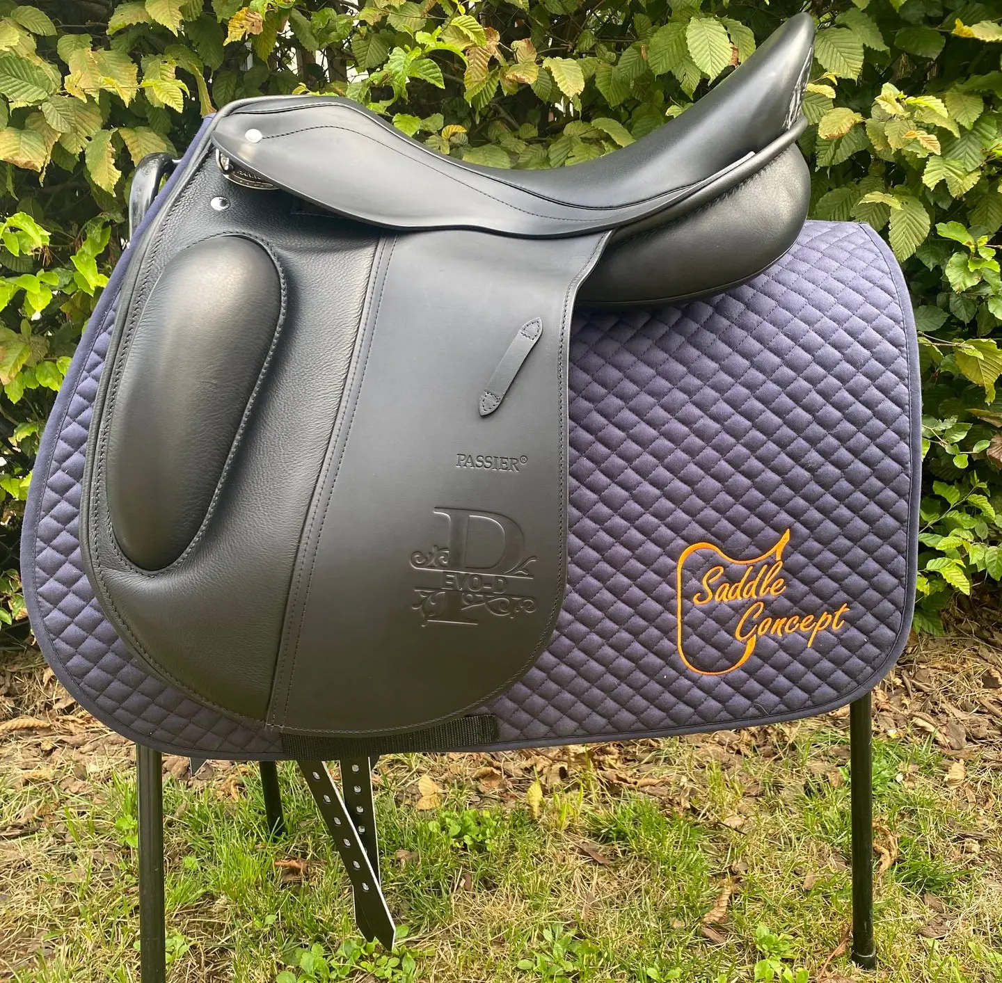 schwarzer Dressursattel, Monoblatt mit aufgesetzter Pausche- Passier Evo D