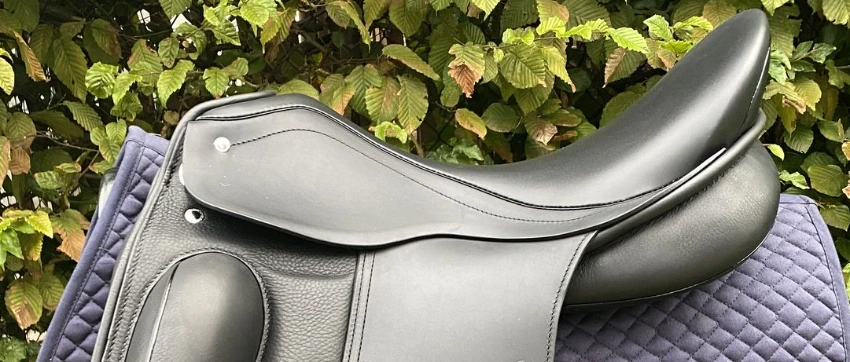 Passier Evo D Dressursattel – Detailansicht von Sitz und Sattelblatt