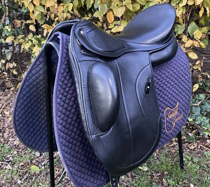 GPS Passier Dressursattel schräg vorne